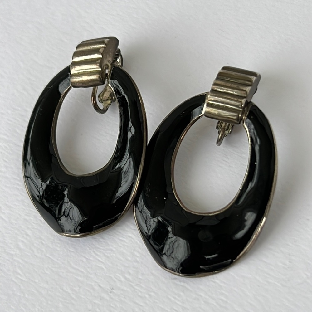 🌻 TAT signed vintage knocker earrings black enamel clip on